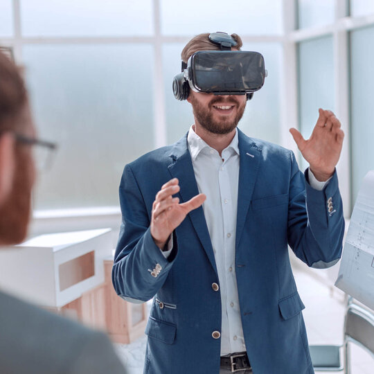 Mitarbeiter mit VR-Brille auf dem Kopf