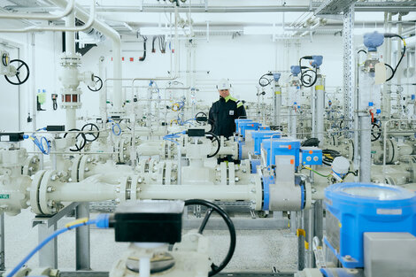 Employees behind a gas pressure regulation measuring system at Radeland 2